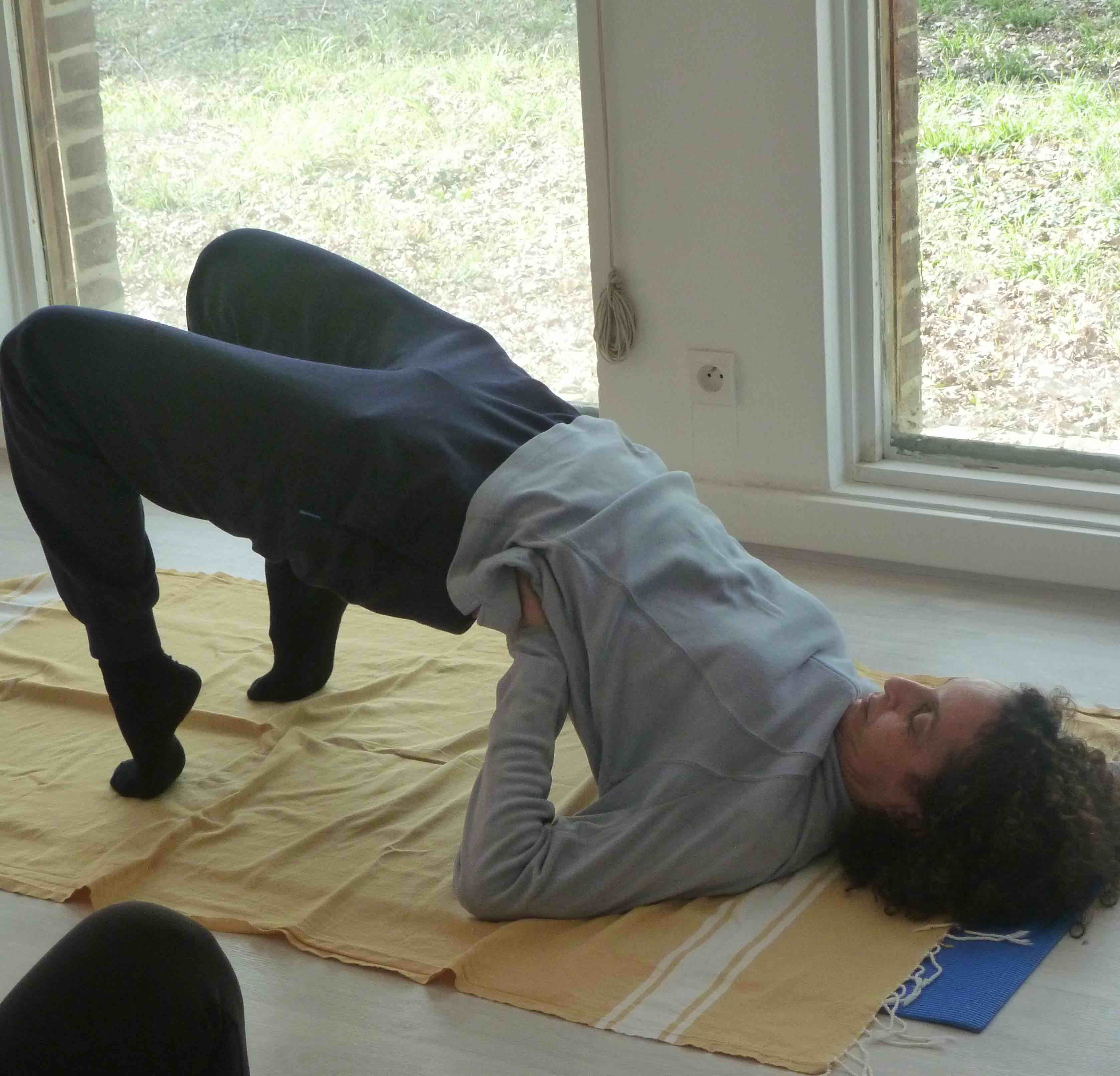 Image d'une femme dans une position de yoga