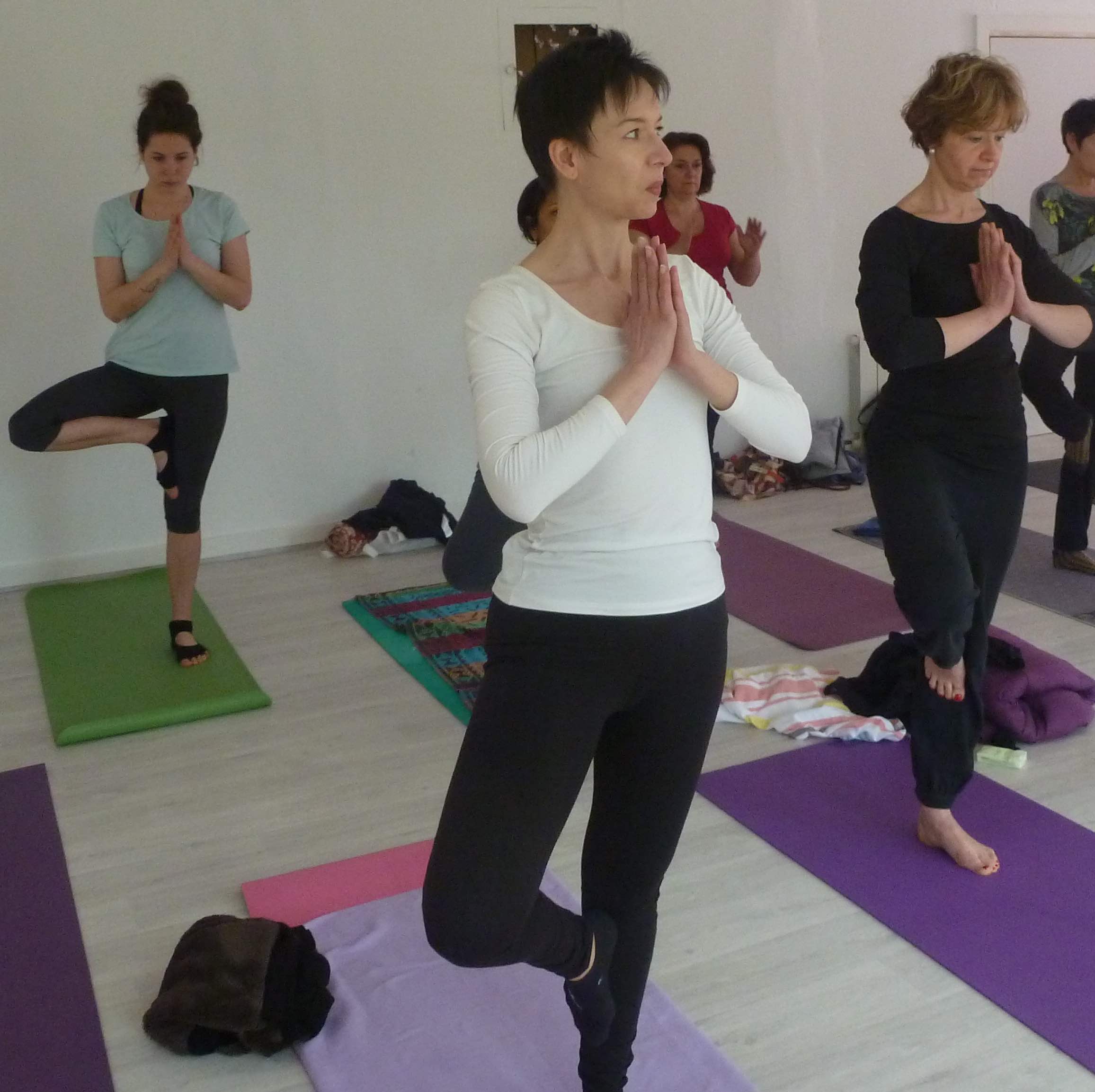 Image d'une femme dans une position de yoga
