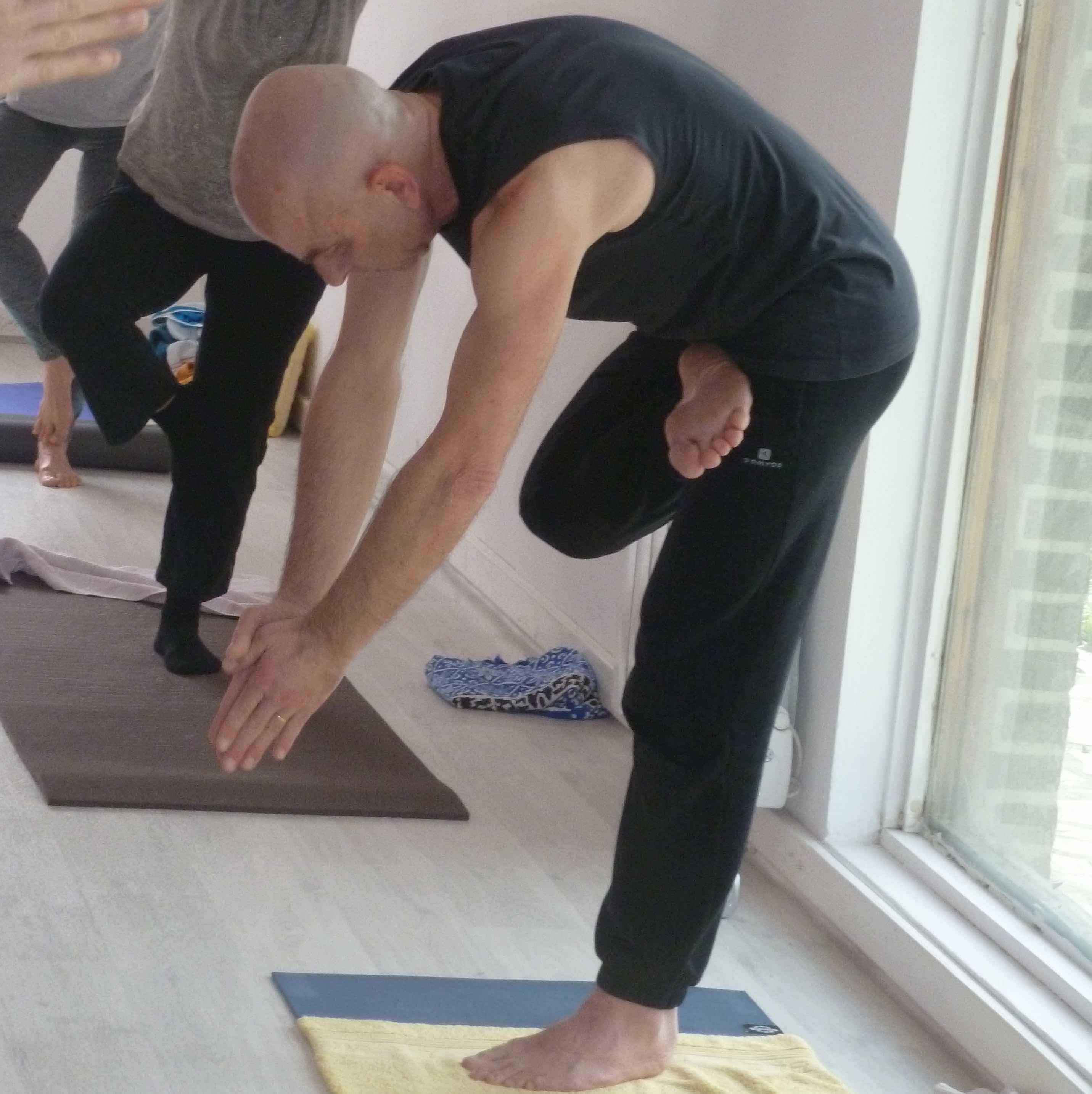 Image d'un homme dans une position de yoga