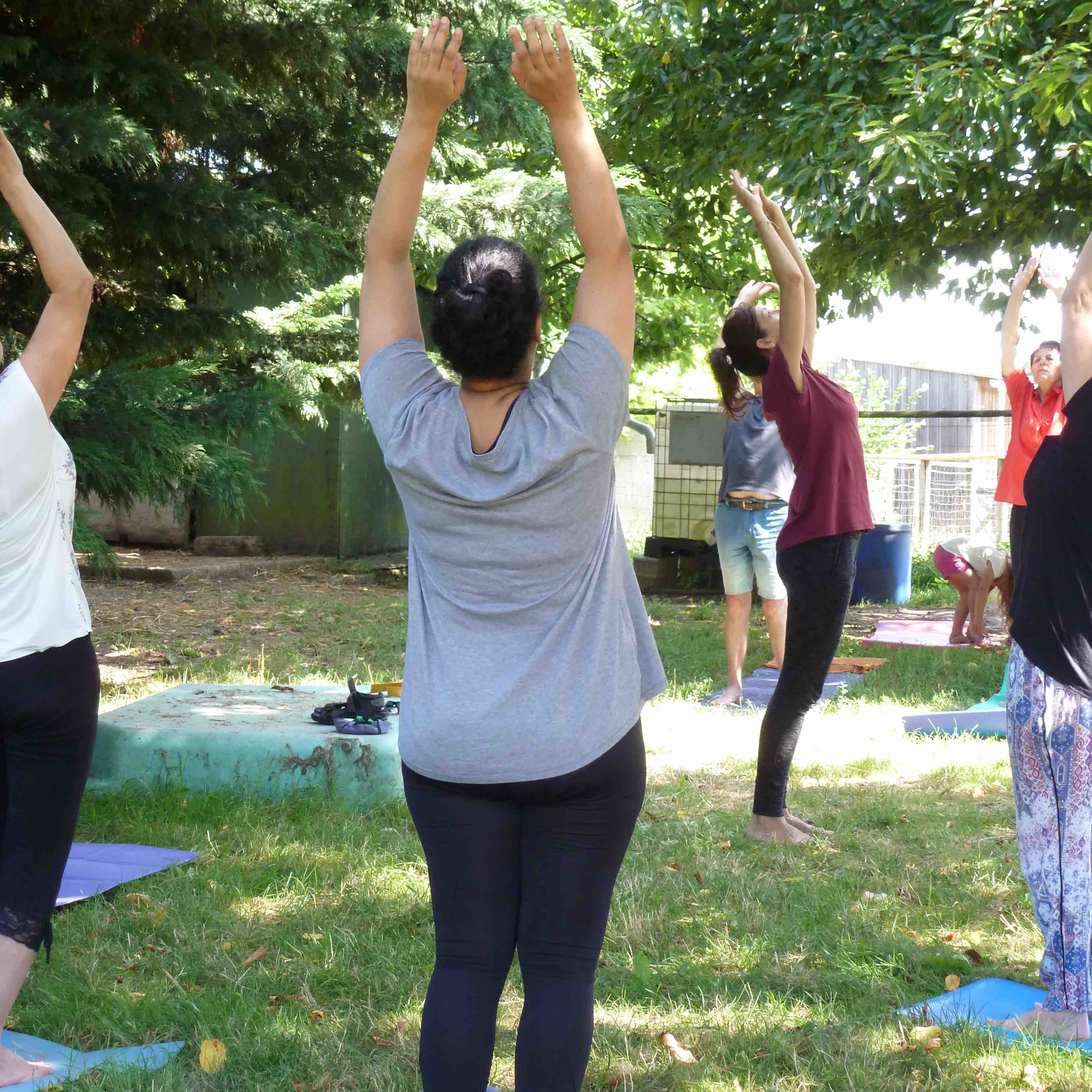 Image d'une femme dans une position de yoga