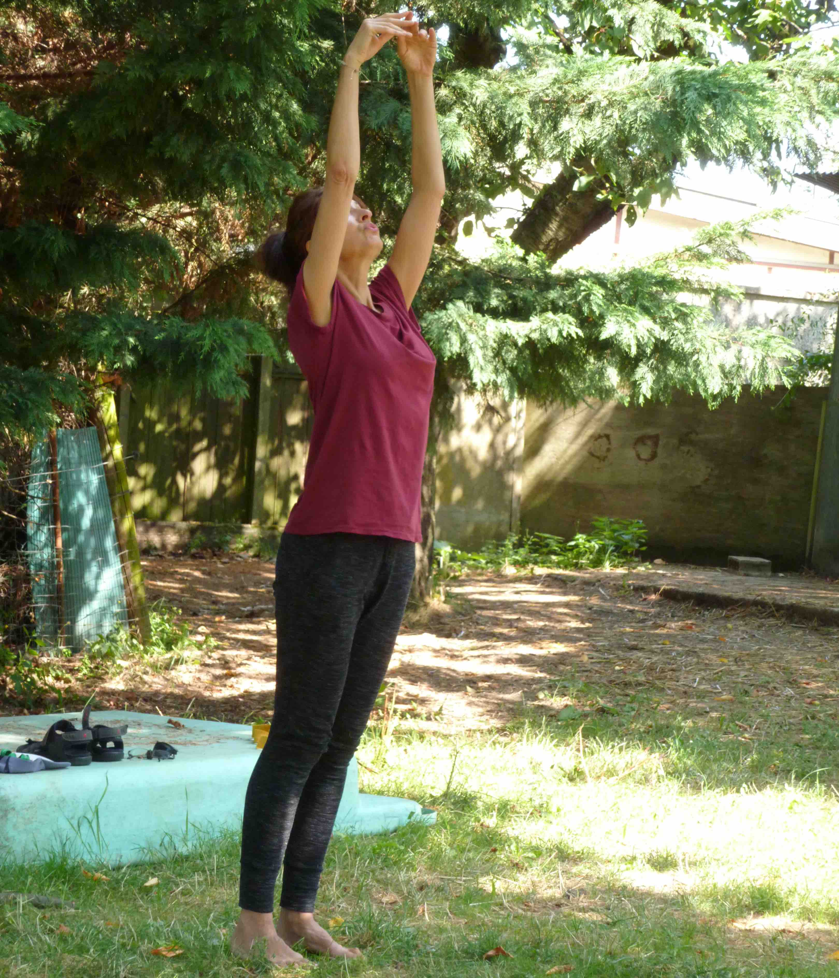 Image d'une femme dans une position de yoga