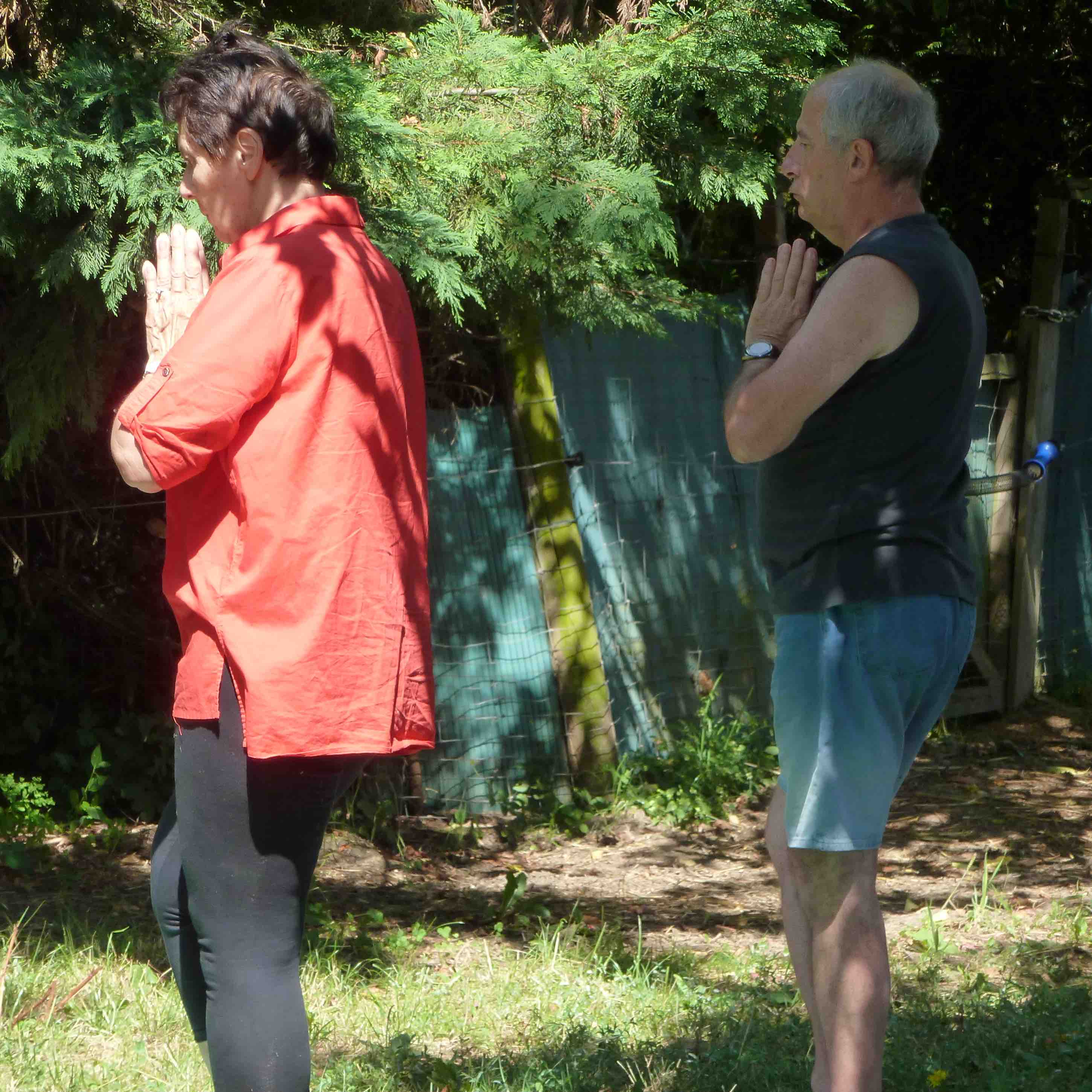 Image d'un homme dans une position de yoga