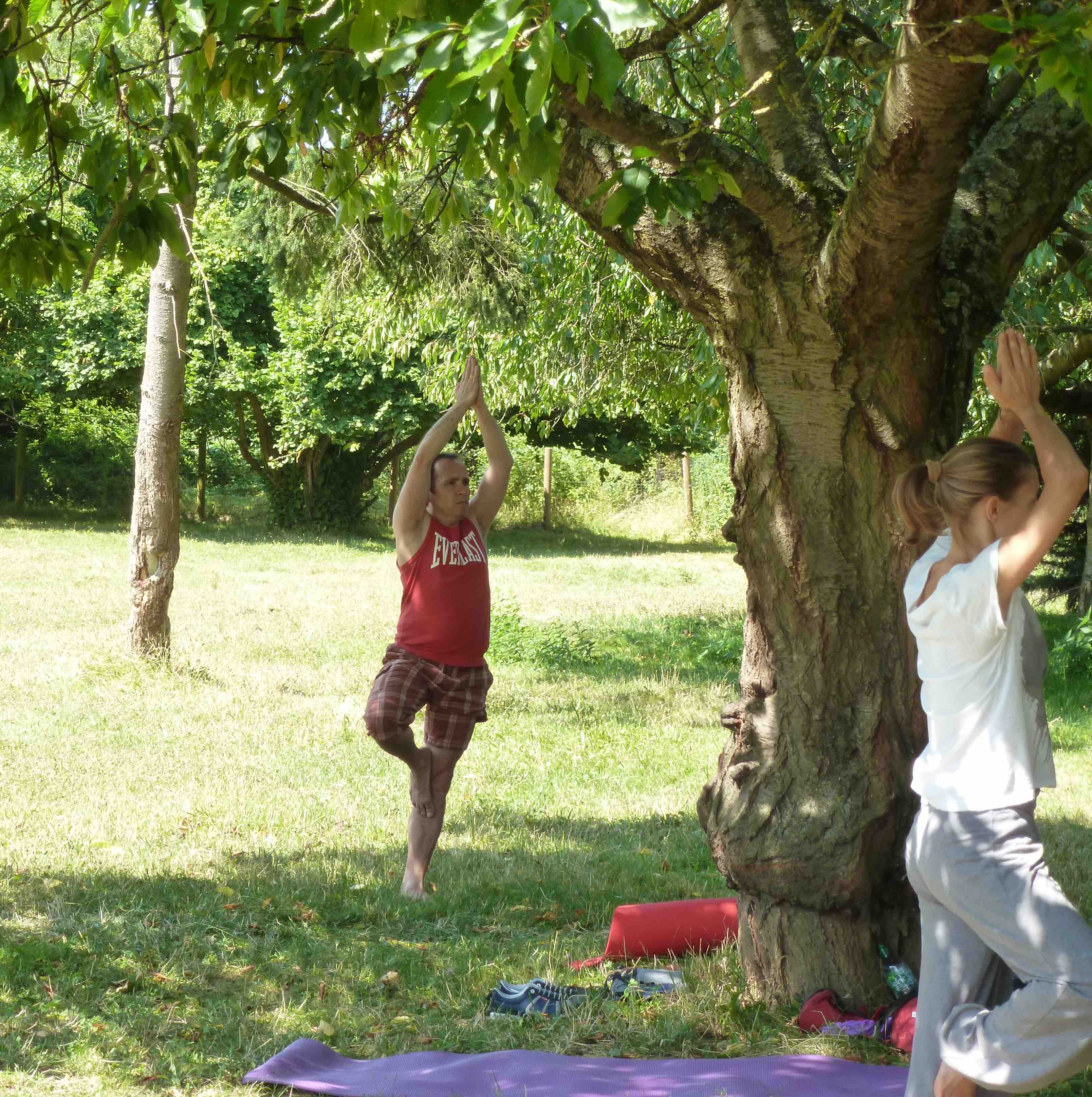 image d'un homme dans une position de yoga